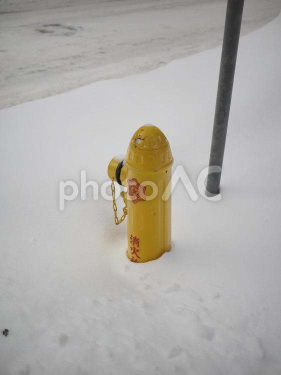 雪に埋もれた消火栓（北海道札幌市）