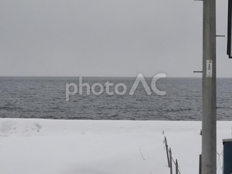 真冬の海（北海道小樽市JR朝里駅から）