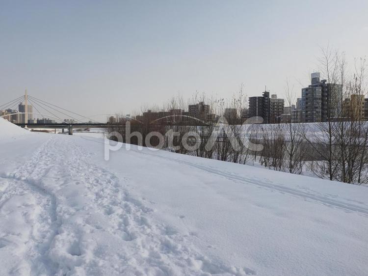 真冬で積雪の豊平川沿い（北海道札幌市）