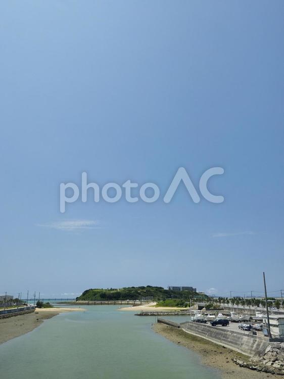 瀬長島と瀬長島海中道路（沖縄県豊見城市瀬長）