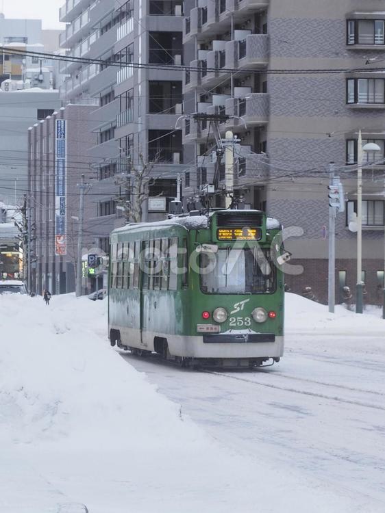 降雪の中走る札幌市電（北海道札幌市）