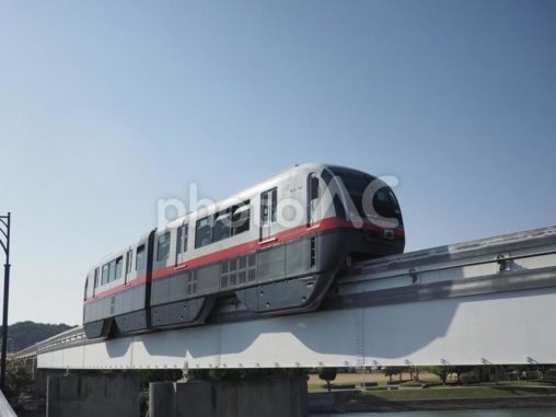 走行するゆいレール（沖縄県那覇市）