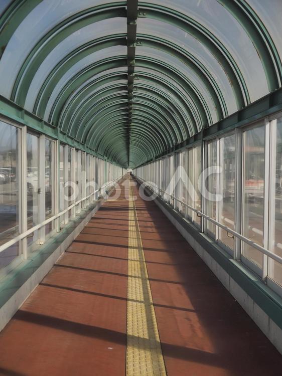 函館空港の駐車場アーチ通路