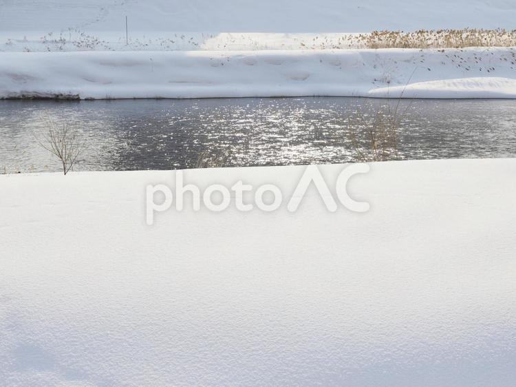 雪の積もった川沿い（北海道札幌市）