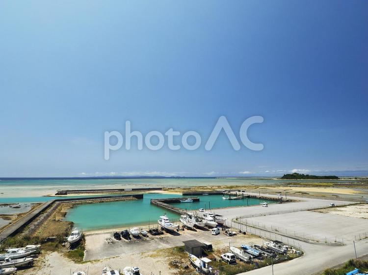 豊見城道路から見た与根漁港広場と瀬長島（沖縄県豊見城市瀬長）