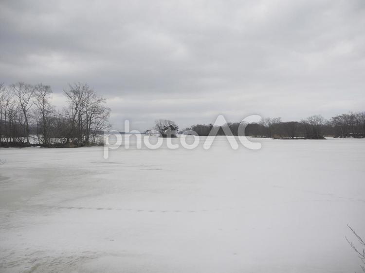 大沼国定公園、凍った湖（北海道大沼市）
