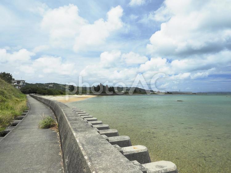 堤防上_津覇ビーチ（沖縄県中頭郡中城村）