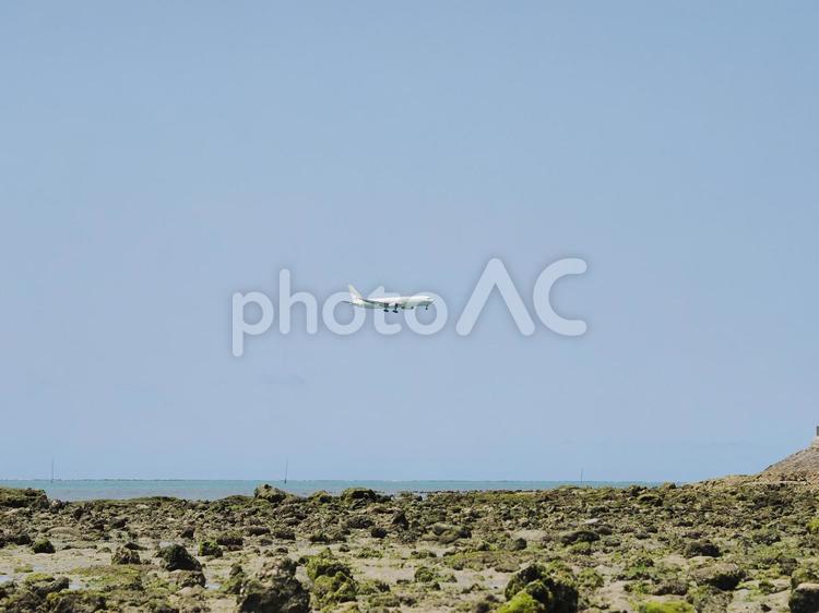 瀬長島の干潟と飛行機（沖縄県豊見城市瀬長）