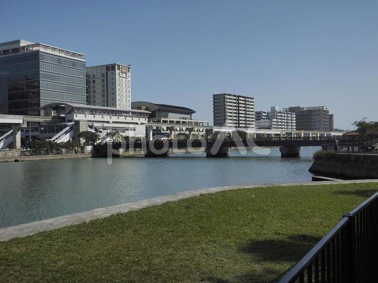 北明治橋_ゆいレール壺川駅への橋