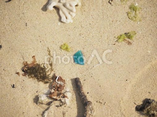 砂浜に落ちている青いガラス_仲泊海岸(沖縄県恩納村仲泊)