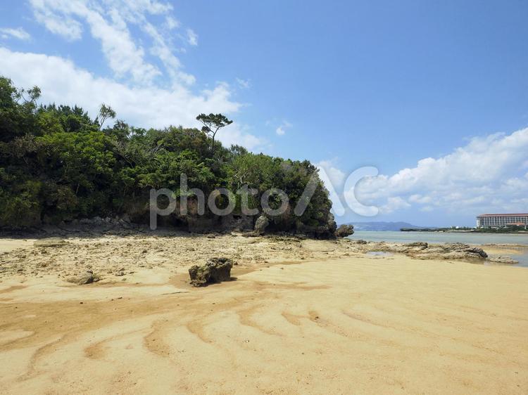 干潮時の瀬良垣の浜(沖縄県恩納村瀬良垣)