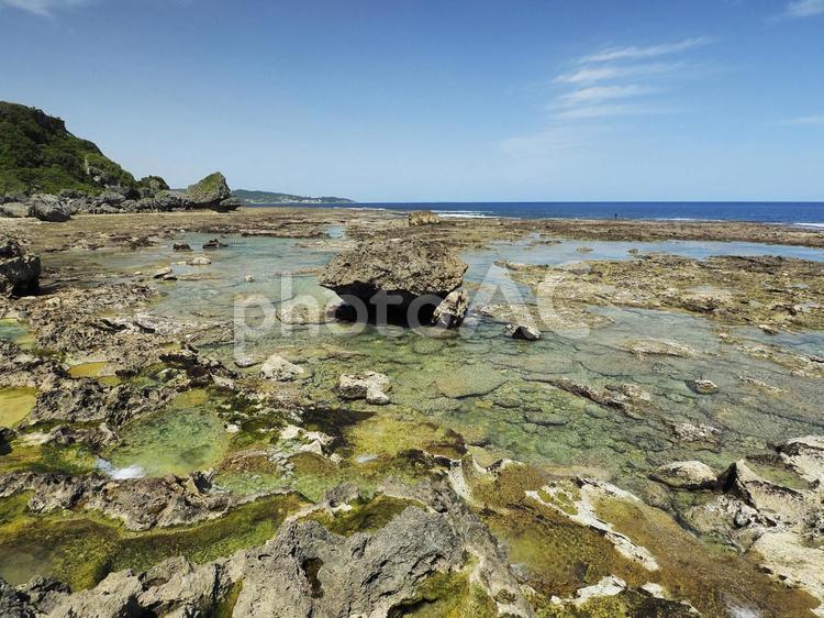 慶座絶壁（ギーザバンタ）の大岩(沖縄県八重瀬町)