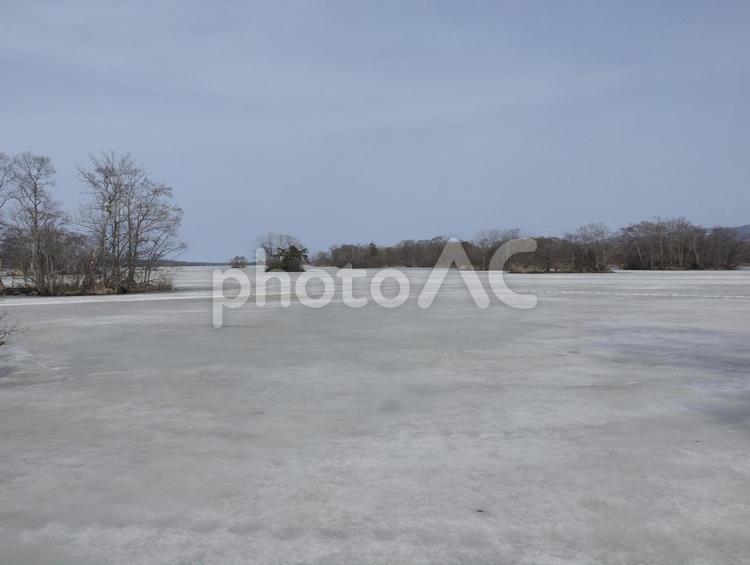 大沼国定公園と冬の青空（北海道大沼市）