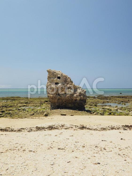 瀬長西ビーチの子宝岩（沖縄県豊見城市瀬長）