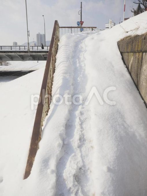 雪に埋もれた階段（北海道札幌市）