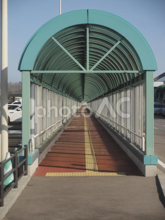 函館空港の駐車場アーチ通路