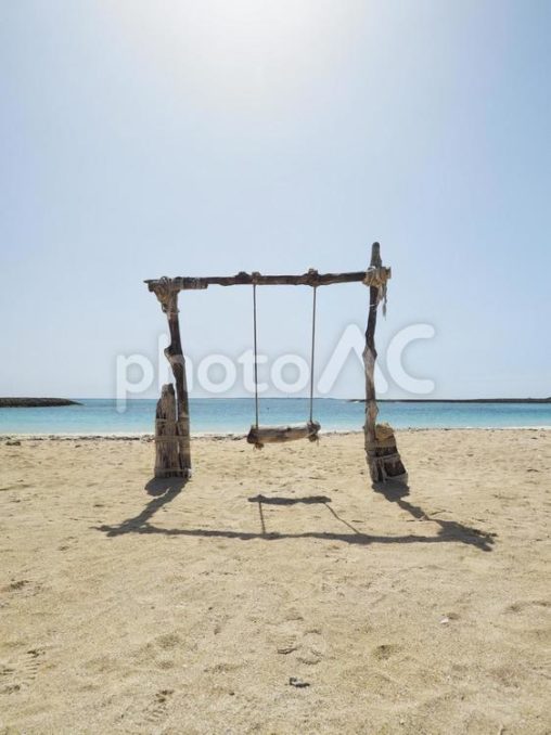 あざまサンサンビーチのブランコ(沖縄県南城市知念安座間)
