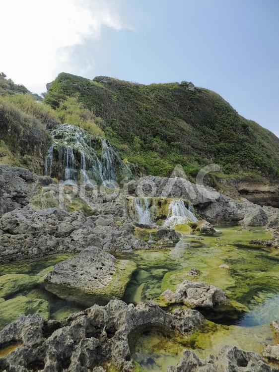 慶座絶壁の滝_慶座絶壁（ギーザバンタ）(沖縄県八重瀬町)