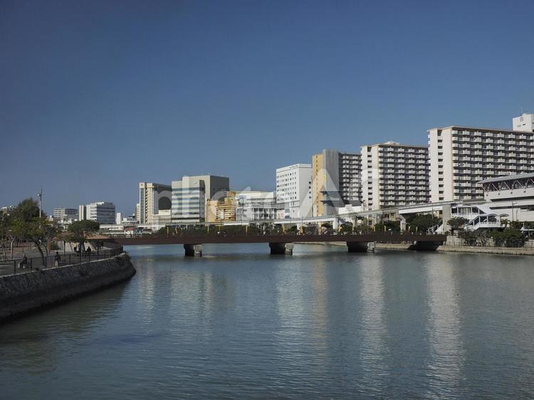 北明治橋_ゆいレール壺川駅への橋