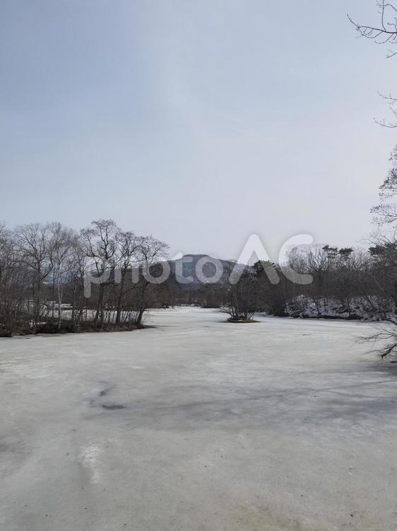 大沼国定公園と冬の青空（北海道大沼市）