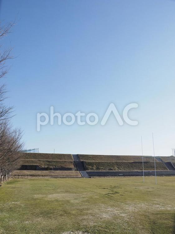青空のグラウンド（根崎公園ラグビー場）