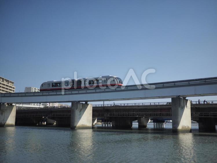 走るゆいレール（沖縄県那覇市）