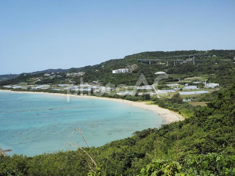 久手堅ビーチ（前ぬ浜）とニライカナイ橋_知念岬公園からの風景_(沖縄県南城市知念)