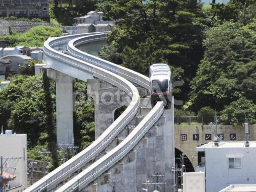 街を走行するゆいレール（沖縄県浦添市、経塚から前田）