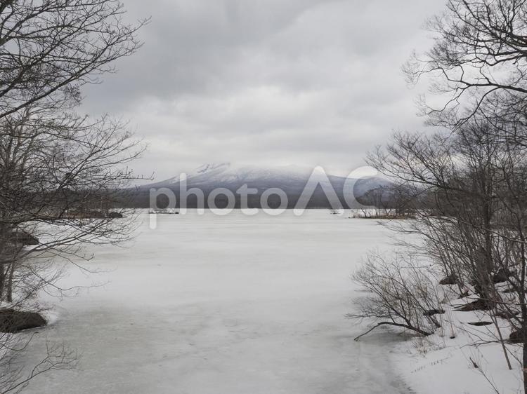 駒ヶ岳と凍った湖（北海道、大沼国定公園）