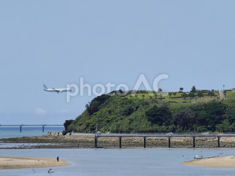 瀬長島と着陸する飛行機（沖縄県豊見城市瀬長）