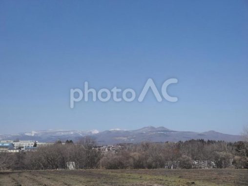 青空と山々（北海道函館市）