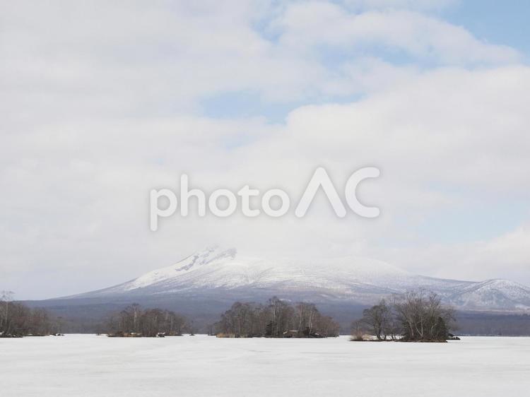 駒ヶ岳と凍った湖（北海道、大沼国定公園）