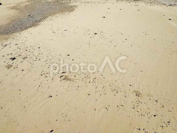 新原ビーチの砂浜（沖縄県南城市玉城百名）