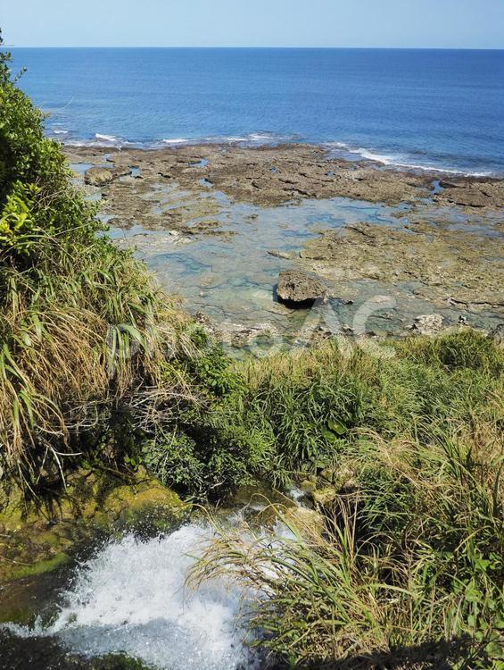 慶座絶壁（ギーザバンタ）滝の上部(沖縄県八重瀬町)