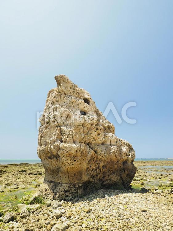 瀬長西ビーチの子宝岩（沖縄県豊見城市瀬長）