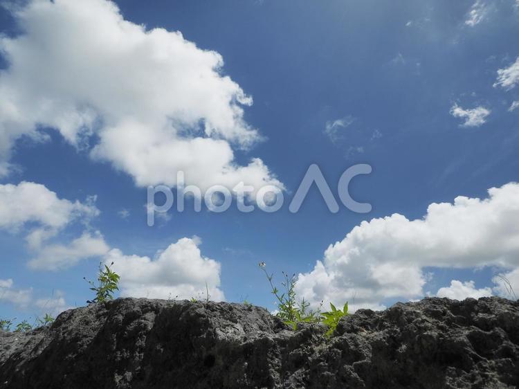 夏の空、石垣からの風景、浦添ようどれ（沖縄県浦添市）