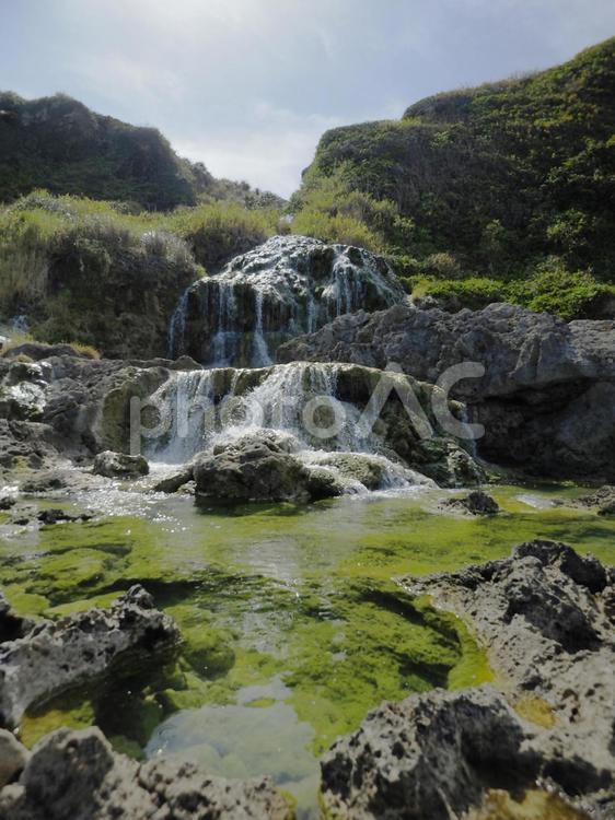 慶座絶壁の滝_慶座絶壁（ギーザバンタ）(沖縄県八重瀬町)