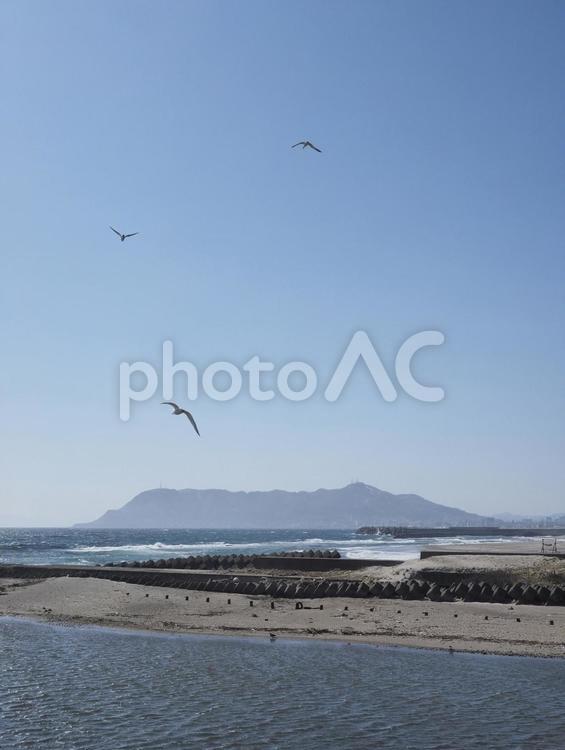 函館山と青空と海（湯川、北海道函館市）