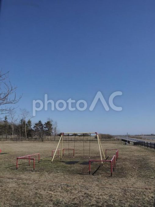 青空とブランコ（空港緑地）