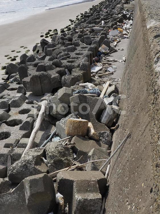 海岸に溜まったゴミ（北海道函館市）
