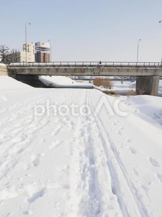 川辺につもった雪とタイヤ跡（札幌市）