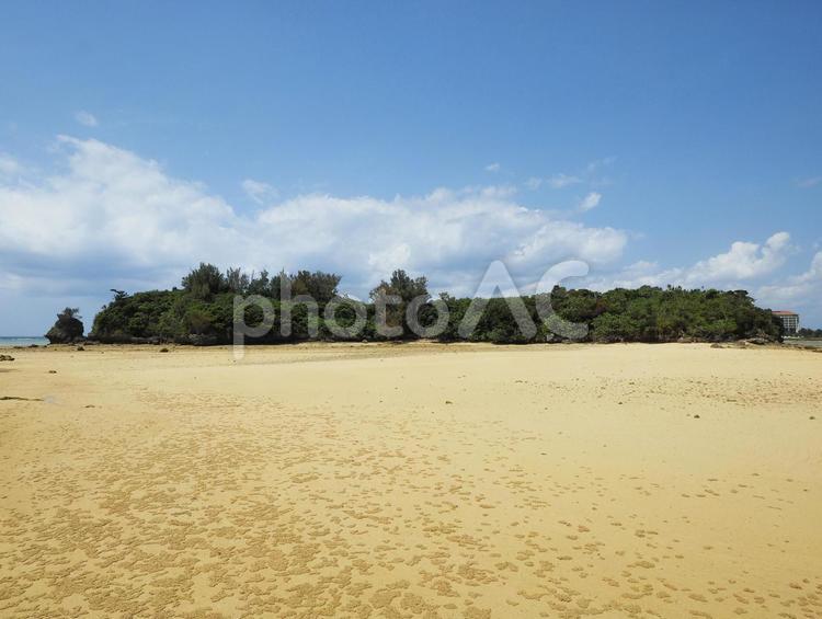 干潮時の瀬良垣の浜(沖縄県恩納村瀬良垣)