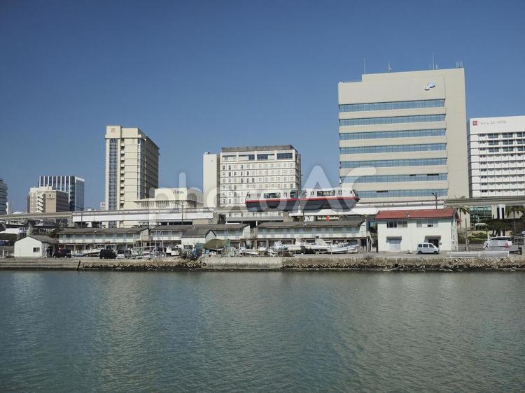 走行するゆいレール（沖縄都市モノレール）