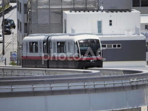 街を走行するゆいレール（沖縄県浦添市、経塚から前田）