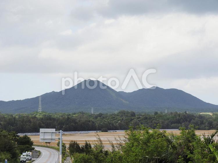 久志岳と潟原干潟（沖縄県宜野座村）