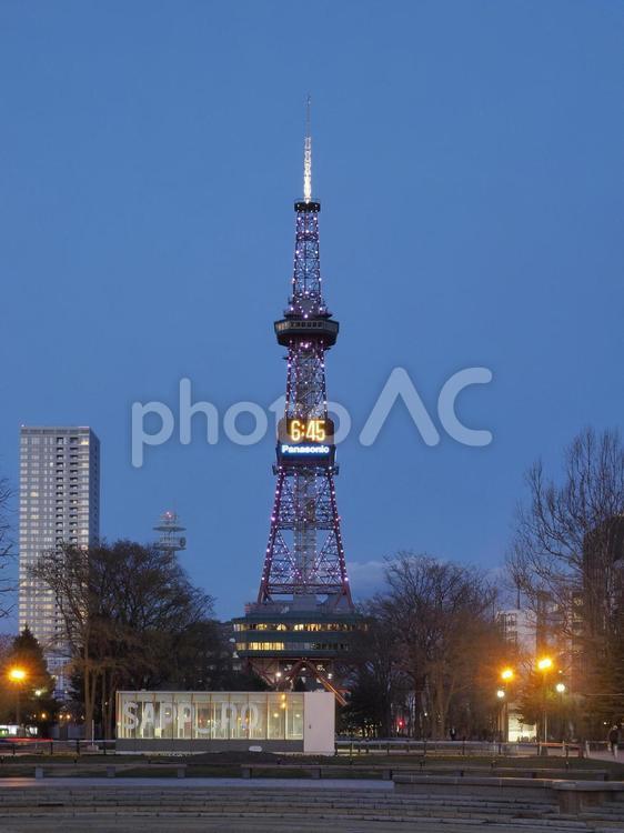 夜のさっぽろテレビ塔（北海道、大通公園）