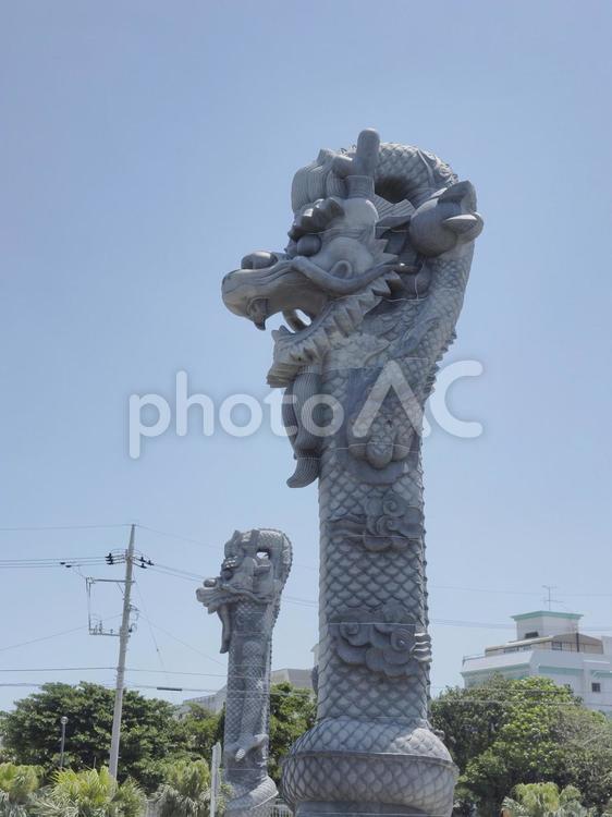若狭中通りの龍柱（沖縄県那覇市）