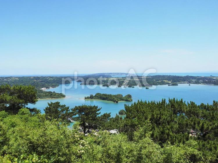 羽地内海の遠景、ヤガンナ島（沖縄県）