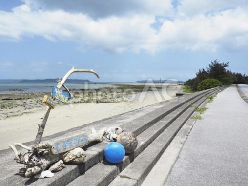 照間ビーチと看板（沖縄県うるま市）