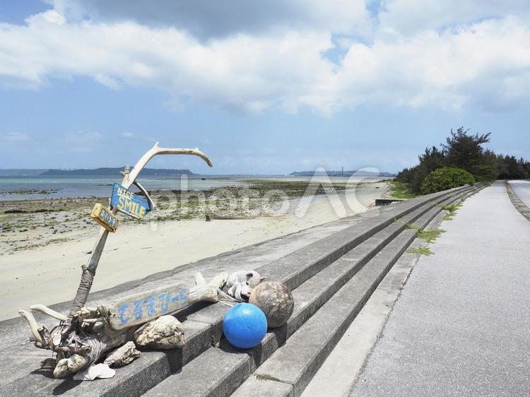 照間ビーチと看板（沖縄県うるま市）